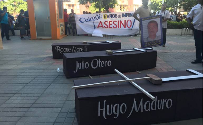 La protesta de familiares de víctimas de la Unimagdalena, se realizó en el Edificio Galaxia de Santa Marta. /FOTO CARACOL RADIO