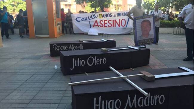 La protesta de familiares de víctimas de la Unimagdalena, se realizó en el Edificio Galaxia de Santa Marta. /FOTO CARACOL RADIO