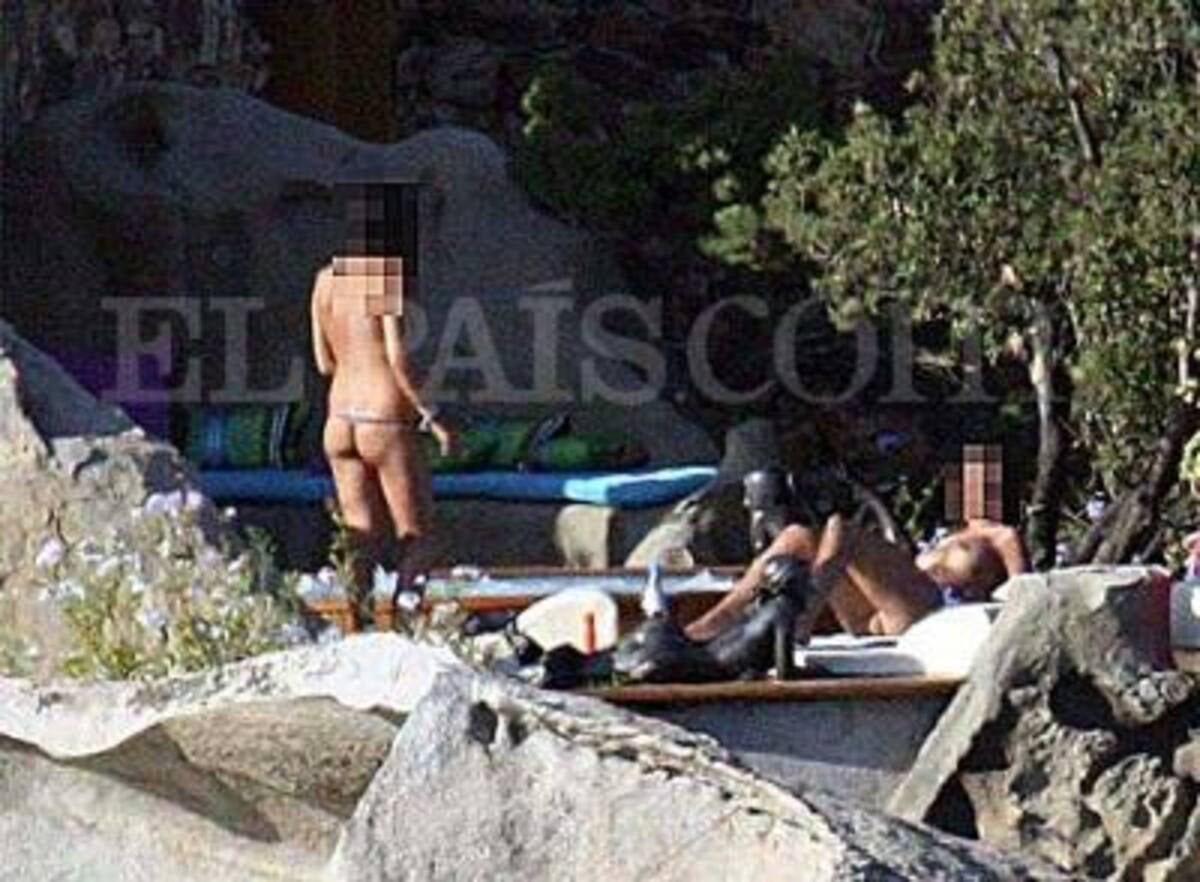 Silvio Berlusconi acompañado de varias mujeres en su mansión de Cerdeña