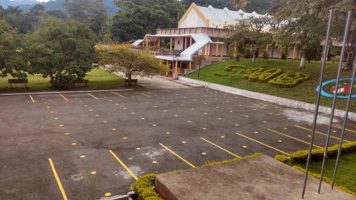 Padres de familia buscan frenar cierre del Colegio Seminario San Pío X