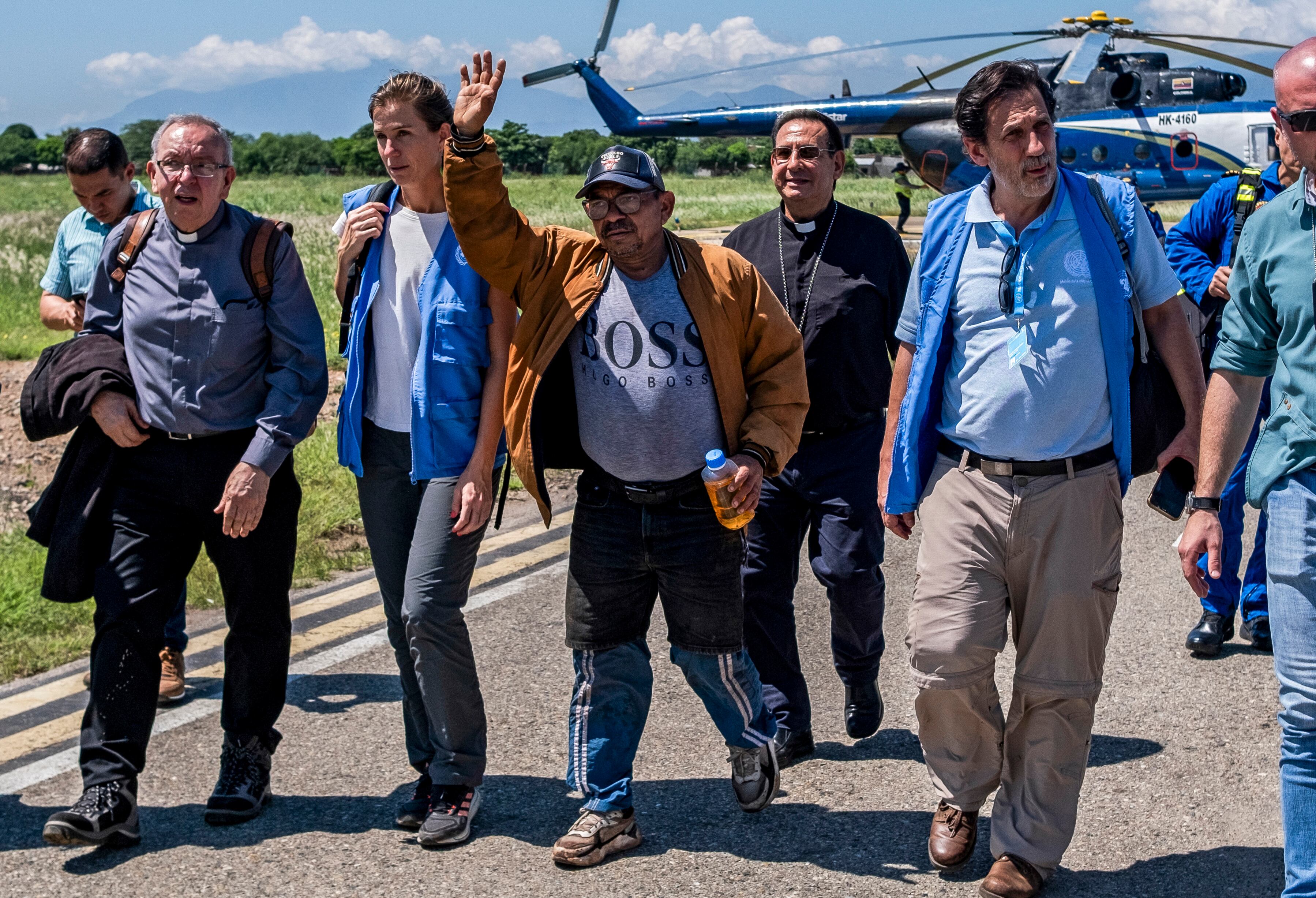 AME5606. VALLEDUPAR (COLOMBIA), 09/11/2023.- Fotografía cedida hoy por la ONU que muestra a Luis Manuel Díaz (c), padre del futbolista Luis Díaz, del Liverpool, dejado en libertad hoy después de doce días secuestrado por la guerrilla del Ejército de Liberación Nacional (ELN) en Valledupar (Colombia). El padre del jugador fue entregado a una comisión humanitaria de la Misión de la ONU en Colombia y de la iglesia católica en las estribaciones de la serranía de Perijá, cerca de la localidad de Barrancas, en el departamento caribeño de La Guajira, en donde fue secuestrado el pasado 28 de octubre, y fue trasladado en un helicóptero a Valledupar, capital del departamento del Cesar. EFE/ONU/SOLO USO EDITORIAL/SOLO DISPONIBLE PARA ILUSTRAR LA NOTICIA QUE ACOMPAÑA (CRÉDITO OBLIGATORIO)