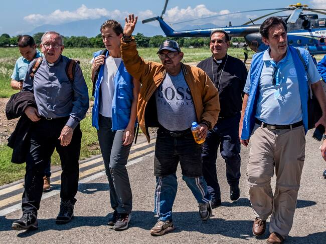 AME5606. VALLEDUPAR (COLOMBIA), 09/11/2023.- Fotografía cedida hoy por la ONU que muestra a Luis Manuel Díaz (c), padre del futbolista Luis Díaz, del Liverpool, dejado en libertad hoy después de doce días secuestrado por la guerrilla del Ejército de Liberación Nacional (ELN) en Valledupar (Colombia). El padre del jugador fue entregado a una comisión humanitaria de la Misión de la ONU en Colombia y de la iglesia católica en las estribaciones de la serranía de Perijá, cerca de la localidad de Barrancas, en el departamento caribeño de La Guajira, en donde fue secuestrado el pasado 28 de octubre, y fue trasladado en un helicóptero a Valledupar, capital del departamento del Cesar. EFE/ONU/SOLO USO EDITORIAL/SOLO DISPONIBLE PARA ILUSTRAR LA NOTICIA QUE ACOMPAÑA (CRÉDITO OBLIGATORIO)