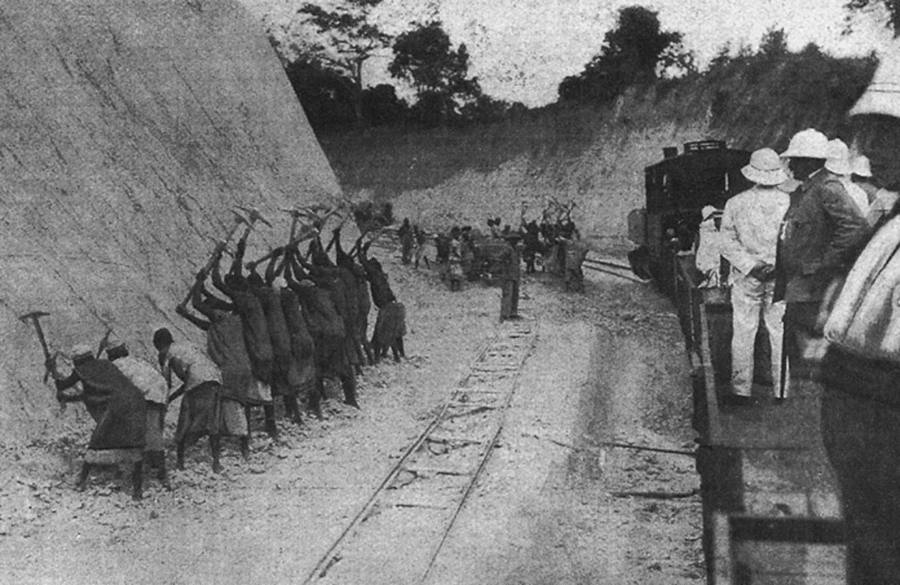 Esclavos africanos construyendo vías férreas bajo control de ciudadanos alemanes en Tanzania (1910).
(Foto:    Photo 12/Universal Images Group via Getty Images)