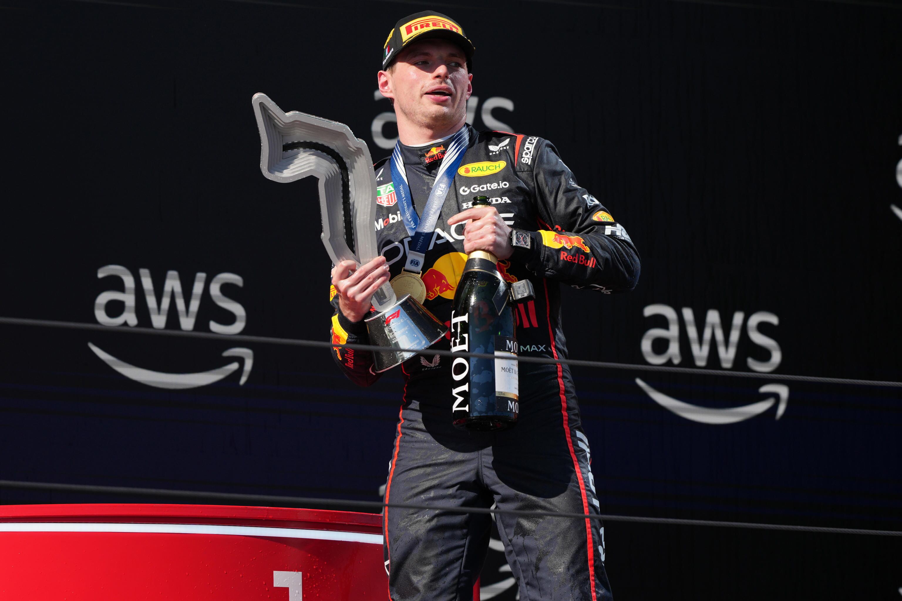 Imola (Italy), 18/05/2025.- Max Verstappen of Netherlands and Oracle Red Bull Racing celebrates on the podium the victory of the Formula One Grand Prix of the Emilia-Romagna at Enzo e Dino Ferrari Circuit in Imola, Italy, 18 May 2025. (Fórmula Uno, Italia, Países Bajos; Holanda) EFE/EPA/DANILO DI GIOVANNI