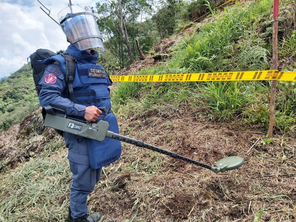 Así trabaja el desminado humanitario para liberar de explosivos a Parques Naturales