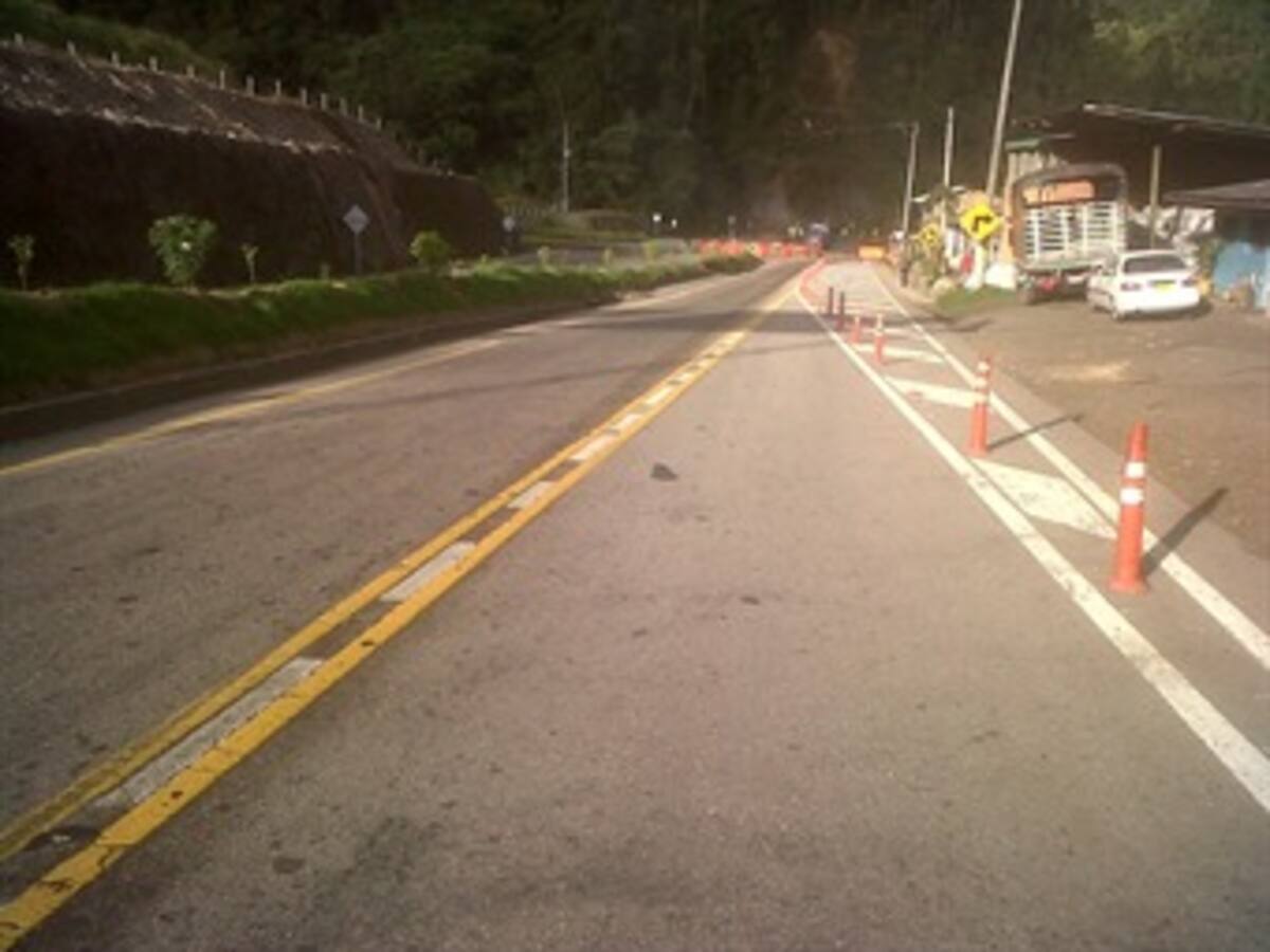 Autoridades mantienen controles en la vía Manizales - Bogotá por derrumbes
