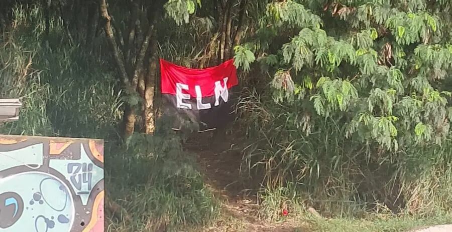 Bandera del ELN en la autopista Norte en Medellín. Foto: Cortesía.