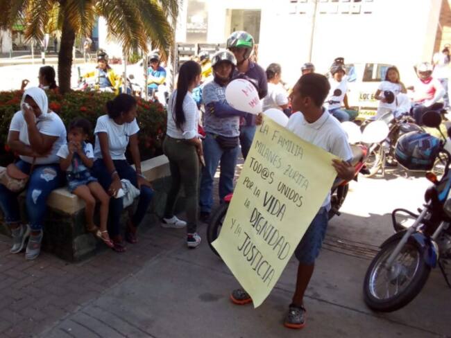 Con plantón exigen justicia familiares de hombre asesinado por un policía