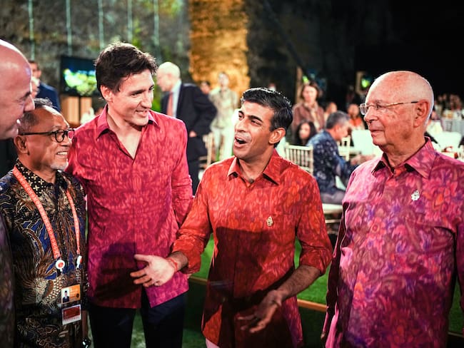 Reunión informal entre el presidente de la FIFA, Giovanni Infantino, el primer ministro de Canadá, Justin Trudeau y el primer ministro británico, Rishi Sunak, utilizando ropa tradicional en Bali.   (Photo by Kay Nietfeld/picture alliance via Getty Images)