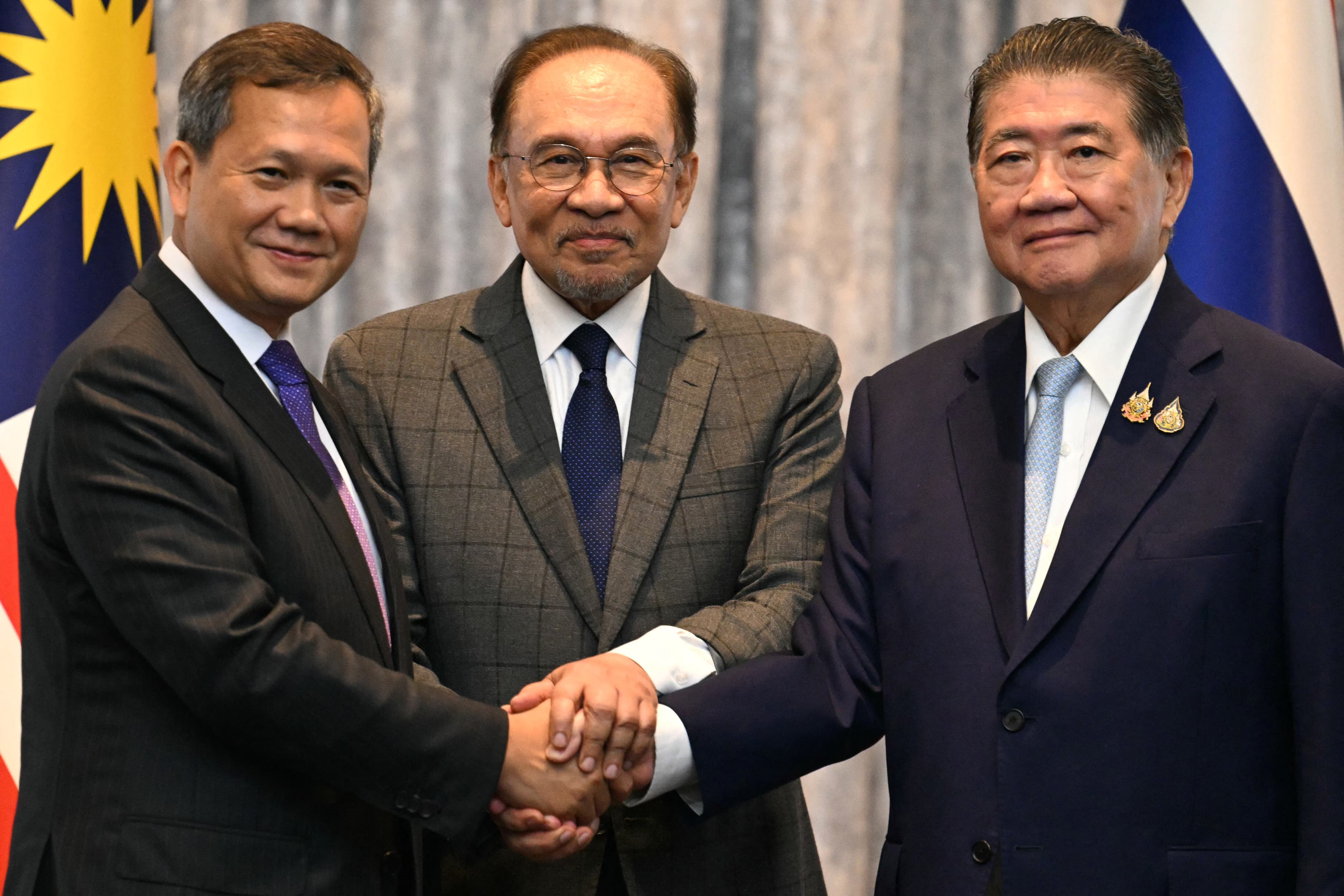 El primer ministro de Malasia, Anwar Ibrahim (centro) luego de mediar las conversaciones entre el primer ministro de Camboya, Hun Manet (izq) y el primer ministro tailandés,  Phumtham Wechayachai (der). 
(Foto:  MOHD RASFAN / POOL / AFP)