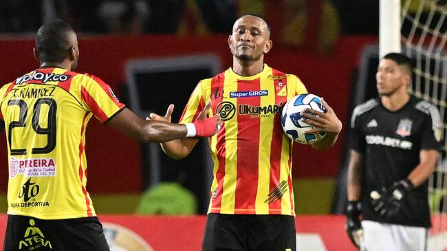 Deportivo Pereira's forward Angelo Rodriguez (C) celebrates with defender Carlos Ramirez after scoring a goal during the Copa Libertadores group stage first leg football match between Deportivo Pereira and Colo Colo, at the Hernán Ramírez Villegas stadium in Pereira, Colombia, on April 5, 2023. (Photo by JOAQUIN SARMIENTO / AFP) (Photo by JOAQUIN SARMIENTO/AFP via Getty Images)