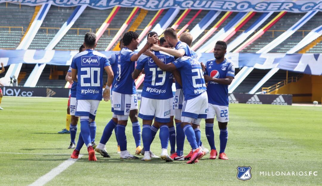 Los jugadores de Millonarios felicitan a Fredy Guarín por su primer gol con el equipo.