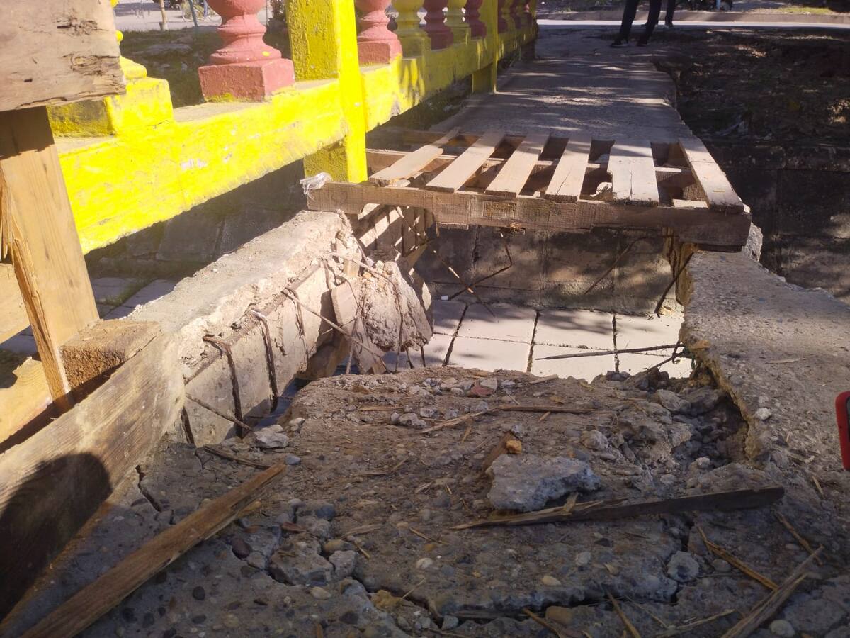 Peligro inminente por desplome del puente peatonal del canal de El Campestre