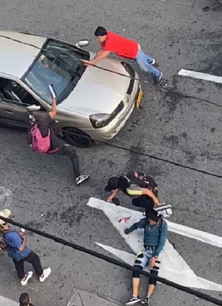 Los limpiavidrios y un conductor protagonizaron una escandalosa pelea Bucaramanga