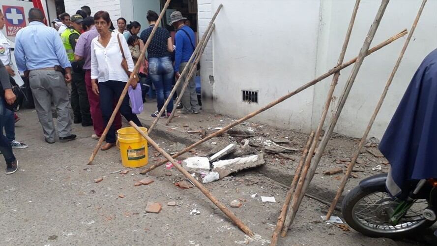 Tres personas resultaron heridas luego de que un techo se cayera al piso en el Sector Histórico de la capital del Cauca. Foto: Bomberos Popayán