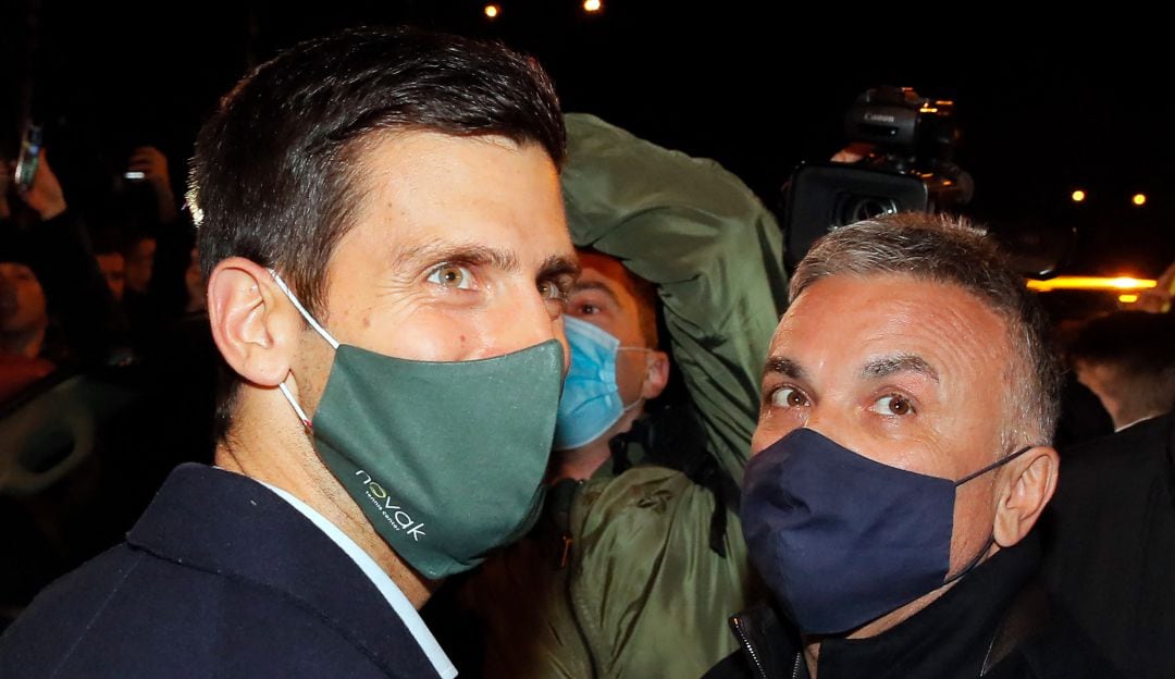 Novak Djokovic posa acompañado de su padre, Srdjan Djokovic.