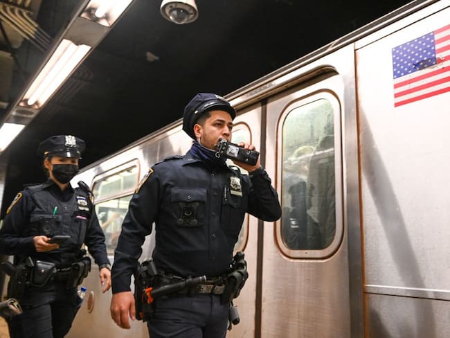 Autoridades de NYC ofrecen recompensa por autor del tiroteo en el metro