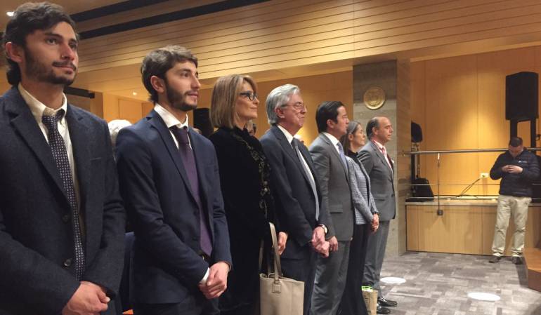 Condecoración a Nora Sanín y Ricardo Alarcón.