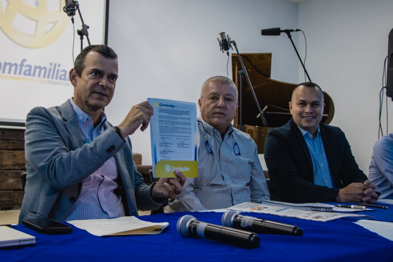 Firma del convenio de educación complementaria entre la Alcaldía de Dosquebradas y Comfamiliar Risaralda - Comfamiliar Risaralda.