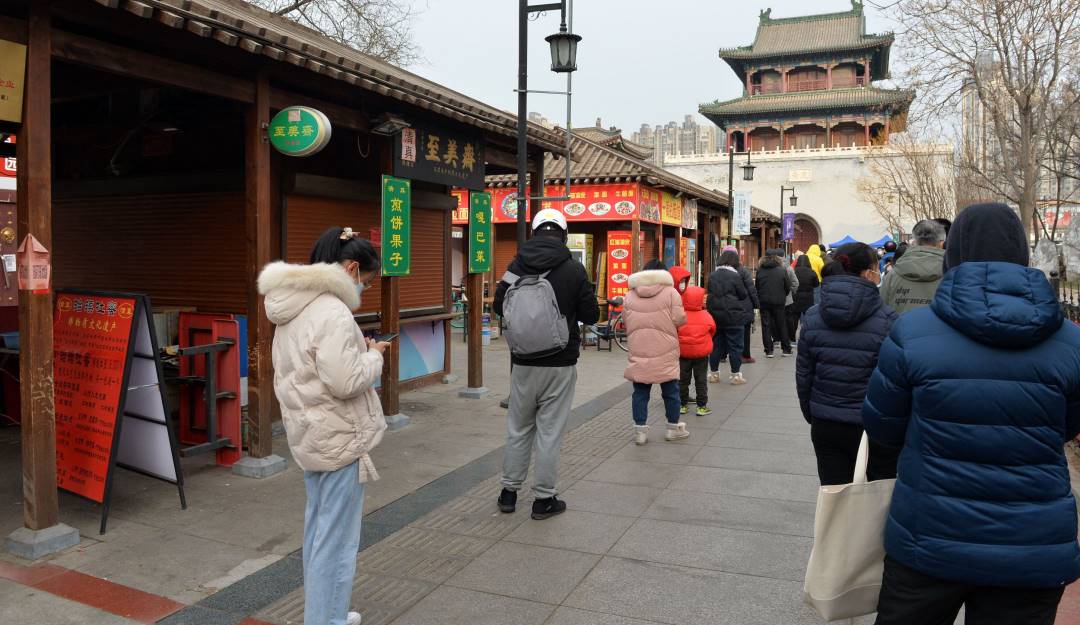 Toma de pruebas contra el coronavirus en Tianjin, noreste de China.    Foto: Getty 