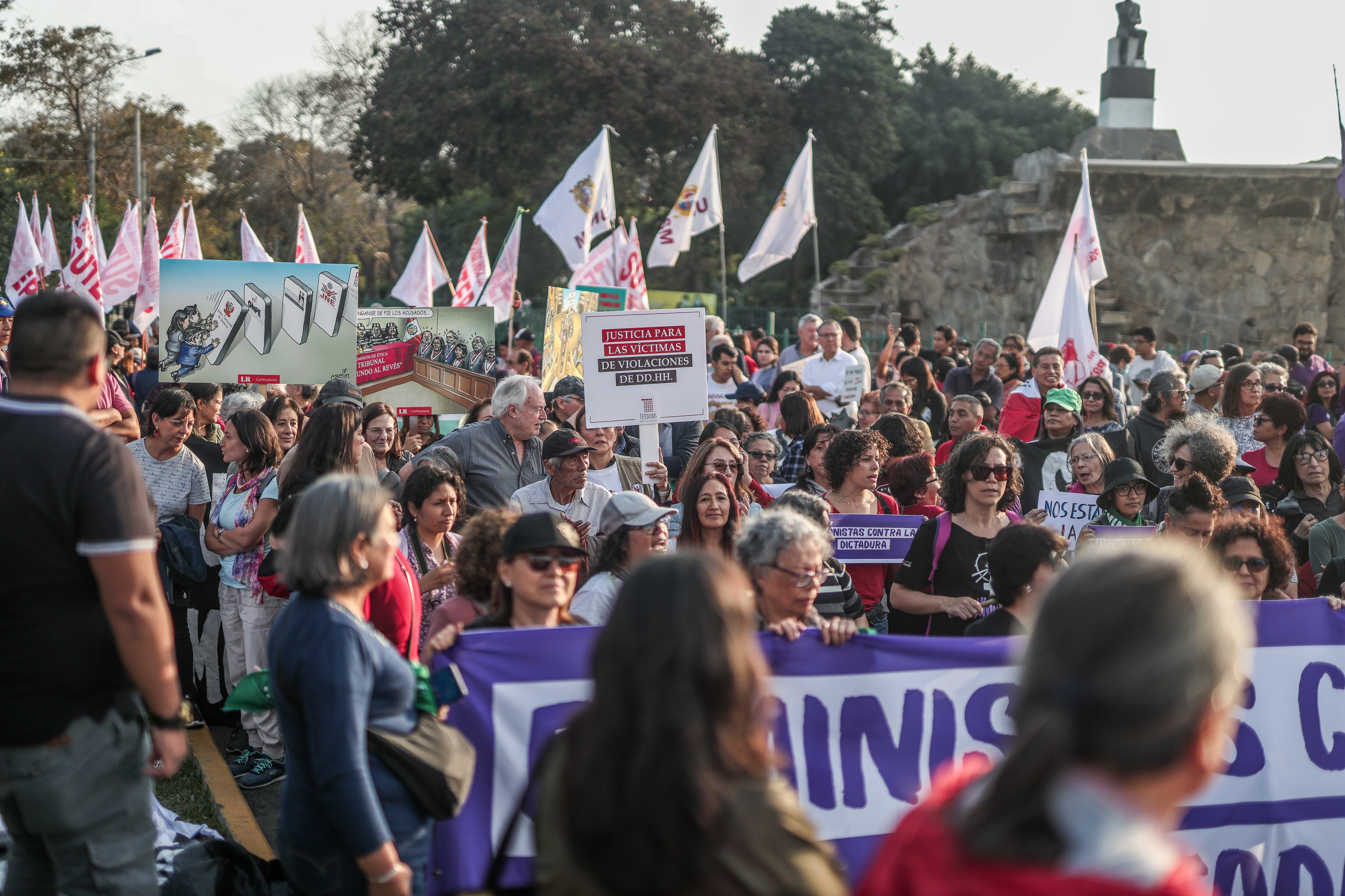 AME201. LIMA (PERÚ), 16/09/2023.- Decenas de personas protestan contra el gobierno de la presidenta de Perú, Dina Boluarte, hoy, en Lima (Perú). Miembros de organizaciones sociales y sindicales participaron en una marcha contra el gobierno de la mandataria Dina Boluarte, en Lima. EFE/ Aldair Mejia