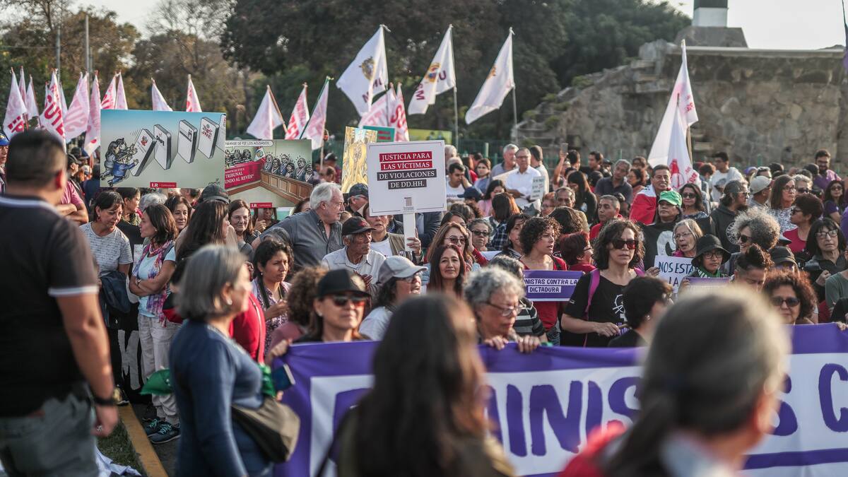 Los gremios peruanos de salud y de educación comienzan una huelga con protestas en Lima