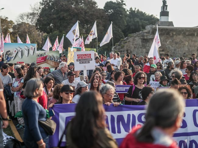 AME201. LIMA (PERÚ), 16/09/2023.- Decenas de personas protestan contra el gobierno de la presidenta de Perú, Dina Boluarte, hoy, en Lima (Perú). Miembros de organizaciones sociales y sindicales participaron en una marcha contra el gobierno de la mandataria Dina Boluarte, en Lima. EFE/ Aldair Mejia