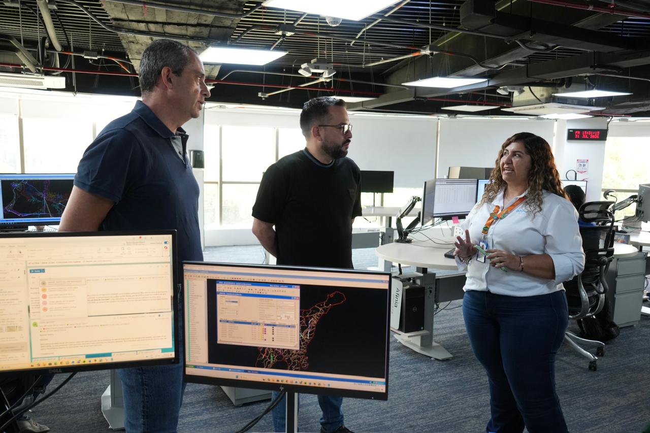 Ricardo José Arango, gerente de Afinia, junto al ministro de Minas y Energía, Edwin Palma en su visita por la empresa. // Afinia