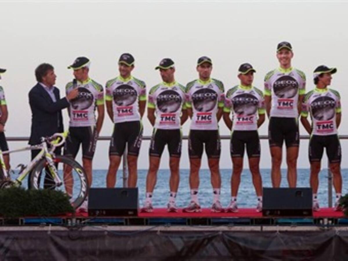 Discreta presentación del equipo de los ciclistas colombianos en el inicio de la Vuelta a España