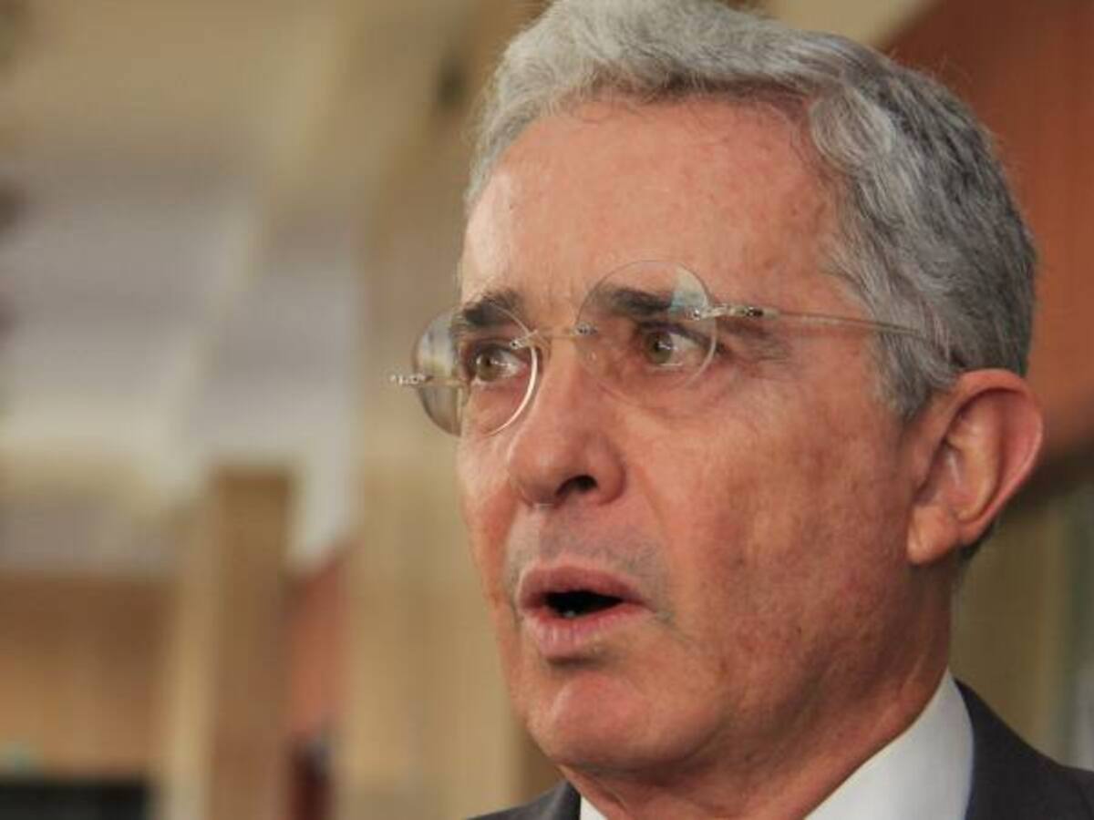 Ni magistrados ni voceros Farc impedirán desmontar falsos testigos: Uribe