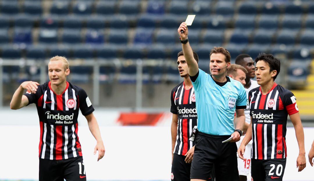 Árbitro Felix Brych durante un partido sin público en la Bundesliga.