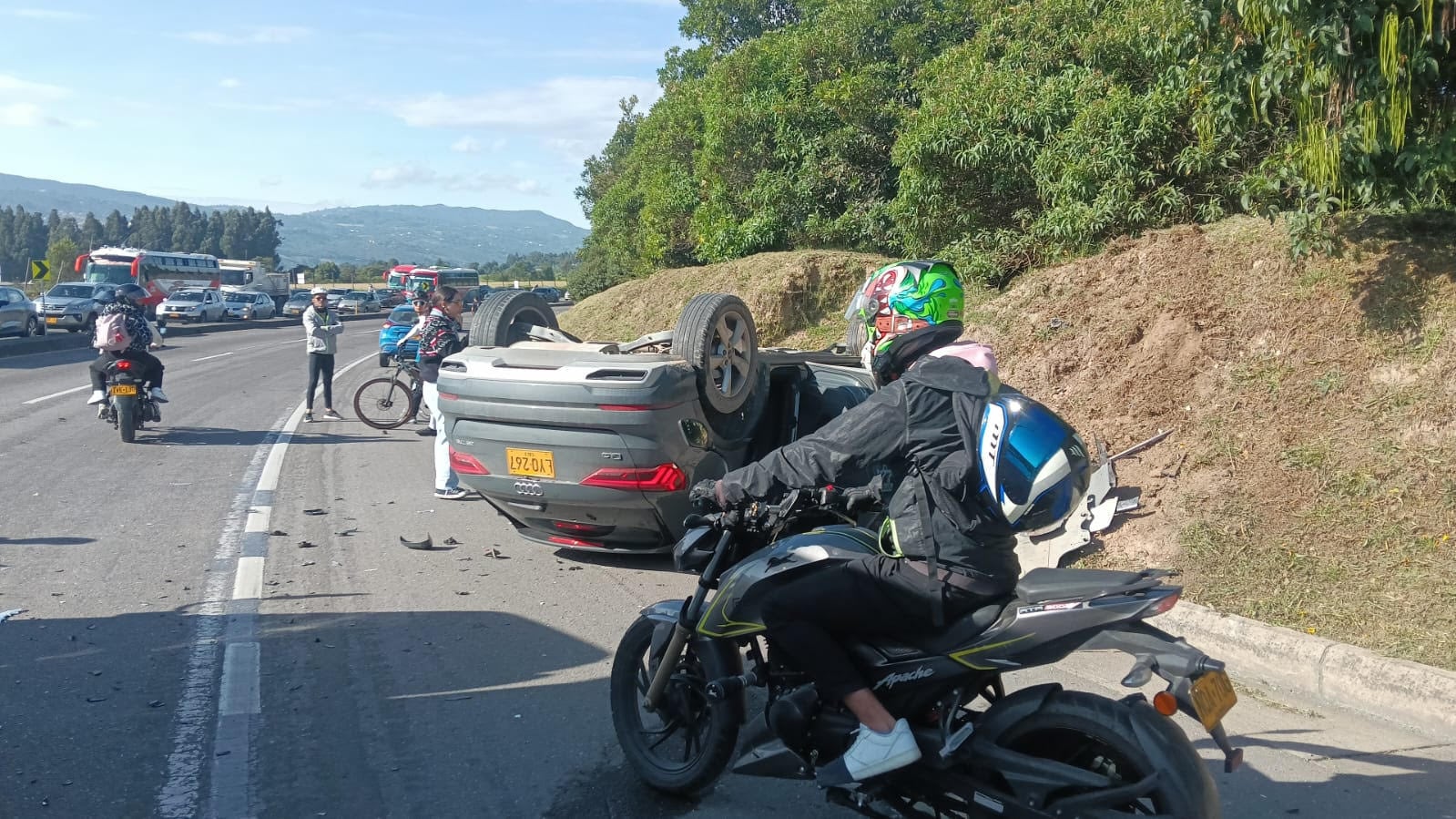 Accidente de tres vehículos y una motocicleta en la vía Zipaquirá - Cajicá.