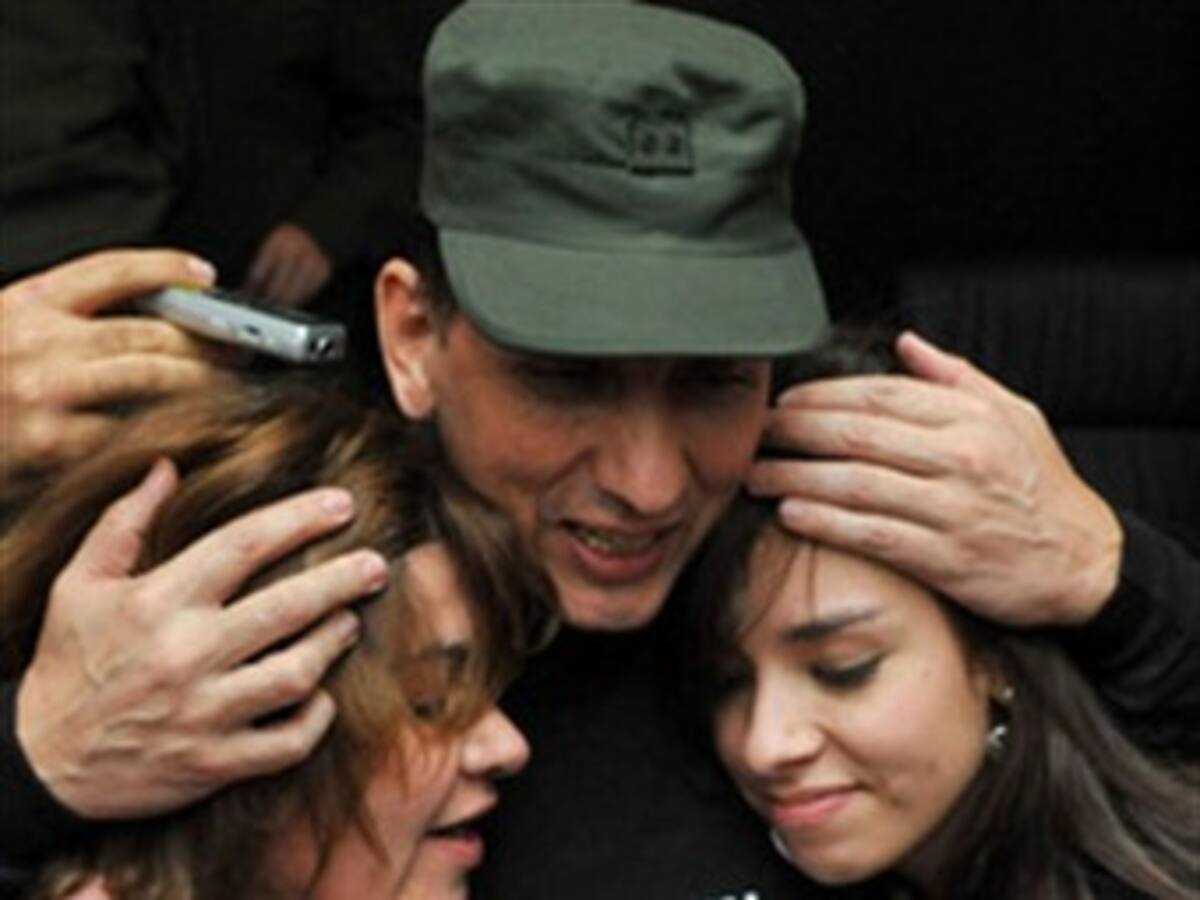 Salen del hospital de la Policía oficiales rescatados