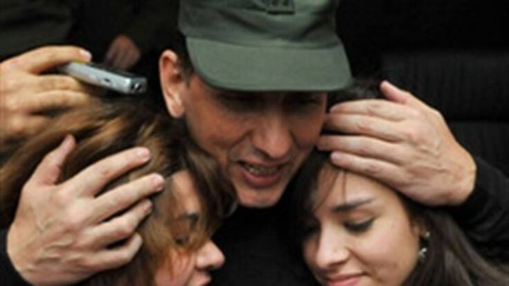 Salen del hospital de la Policía oficiales rescatados