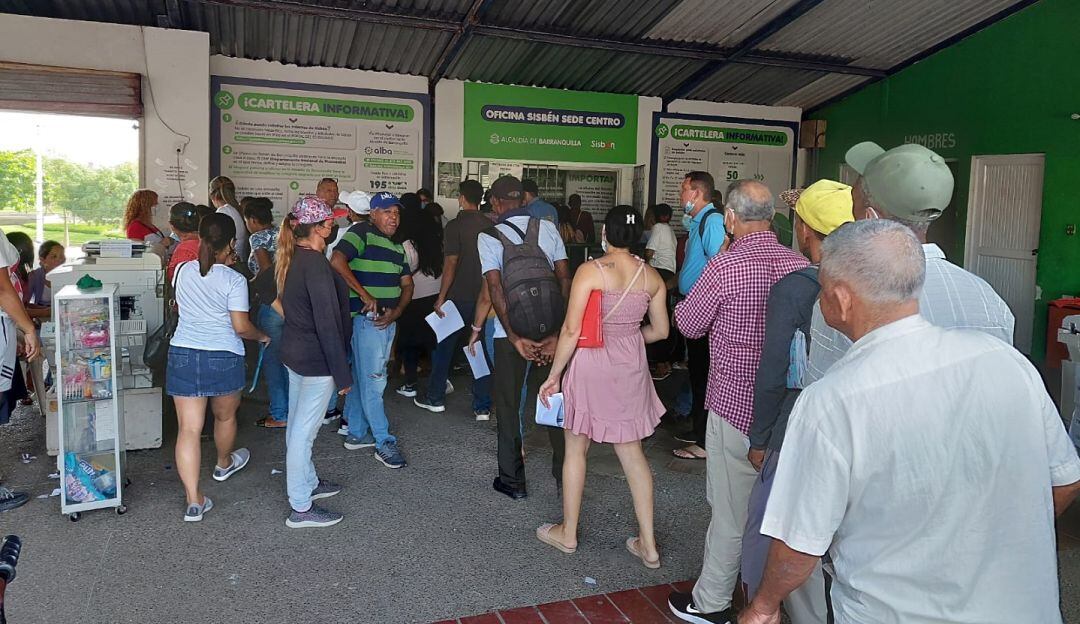 Personas en la sede Centro del Sisbén en Barranquilla 