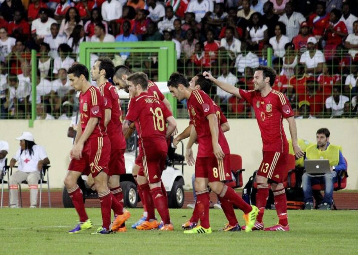 Los goles españoles los marcaron Cazorla y Juanfrán. El colombiano Jimmy Bermúdez anotó el descuento para Guinea Ecuatorial.