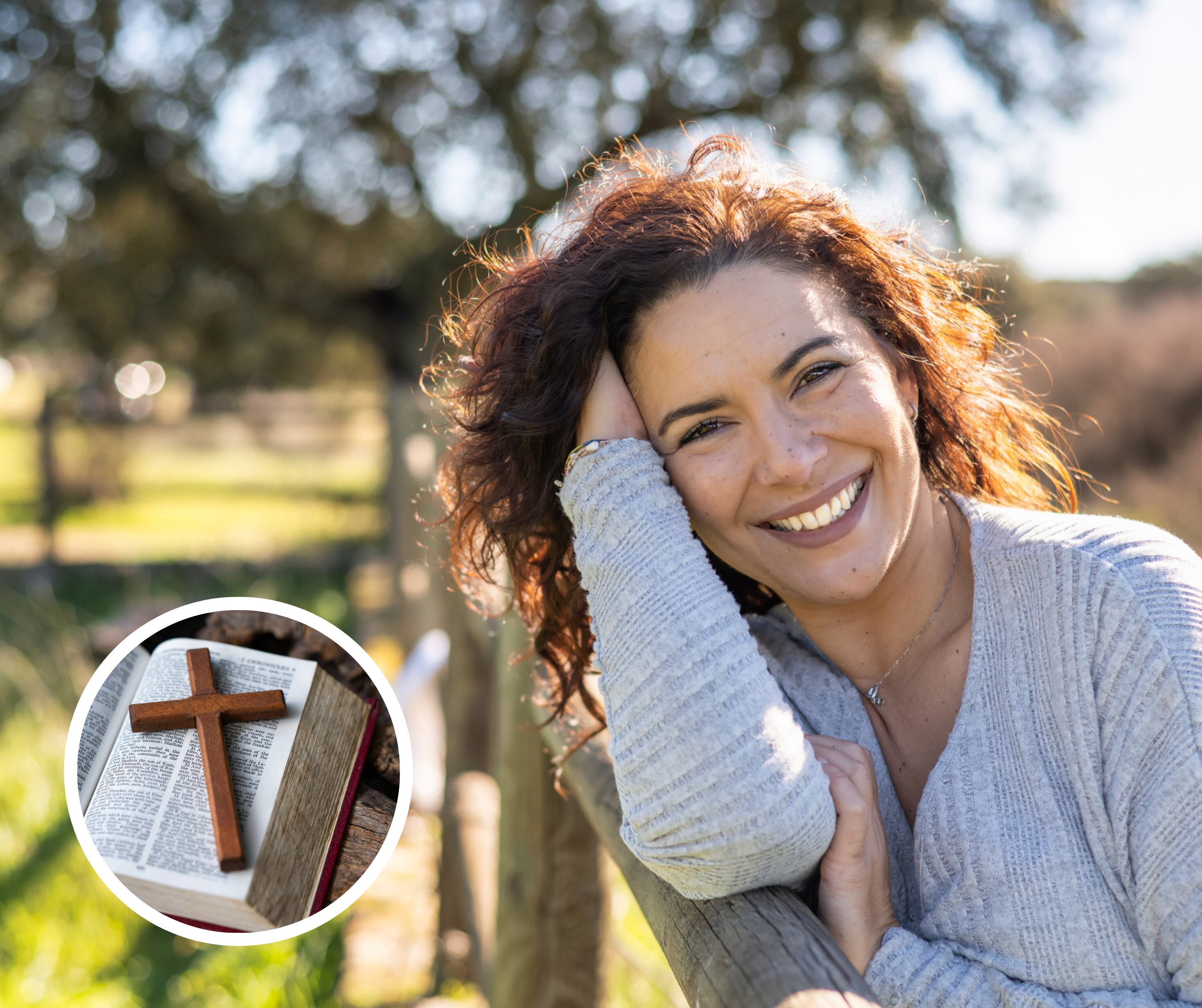 Mujer sonriendo junto a una biblia y una cruz (Fotos vía Getty Images)