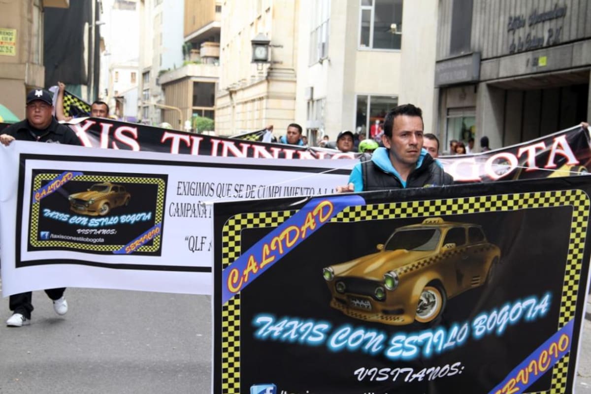 Más de 200 taxistas recorren la Carrera Séptima mostrando su inconformismo frente a las aplicaciones de movilidad como Uber que utilizan los llamados taxis blancos.