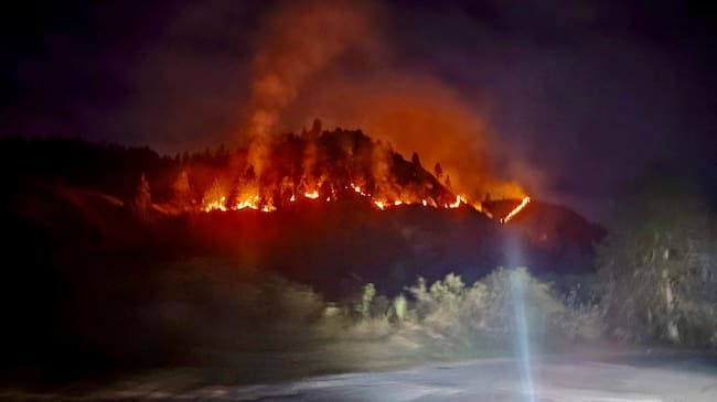 Gigantesco incendio forestal entre Popayán y El Tambo dejó un bombero herido. Cortesía: Red Apoyo Cauca