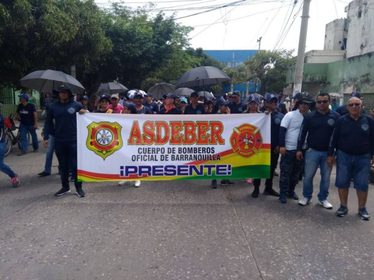 Proselitismo y consignas contra corruptos de Triple A en marcha del trabajo