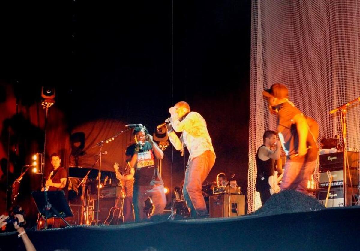 Antes de finalizar su gira, Juanes presentó a su banda, conformada en su mayoría por colombianos. También hacen parte de ella un venezolano y un dominicano.