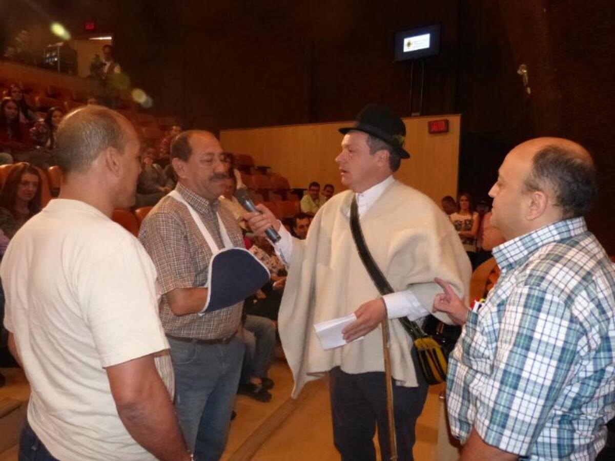 Darío Arizmendi y su equipo desde la ciudad más innovadora del mundo, mostrando lo mejor de Antioquia y sus gentes. Foto: Caracol Radio.