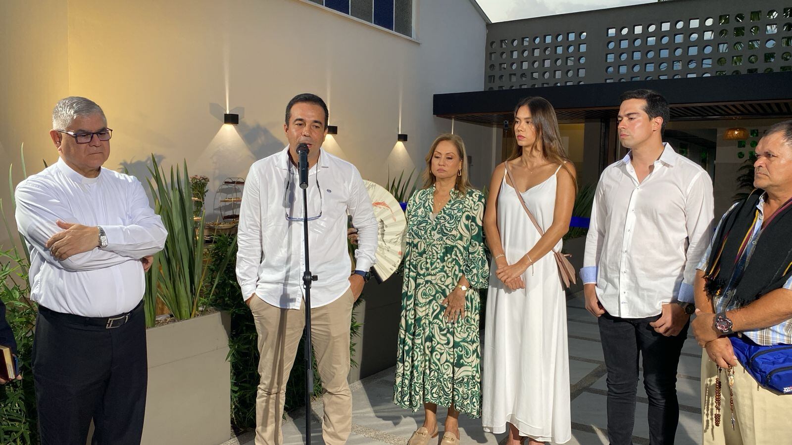 César Ramos y su familia, propietarios de la empresa Roott+Co entregando la obra en el Jardín de los Abuelos