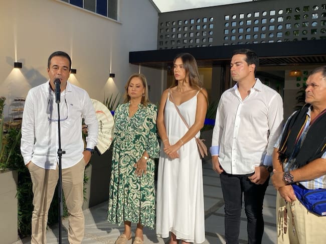 César Ramos y su familia, propietarios de la empresa Roott+Co entregando la obra en el Jardín de los Abuelos