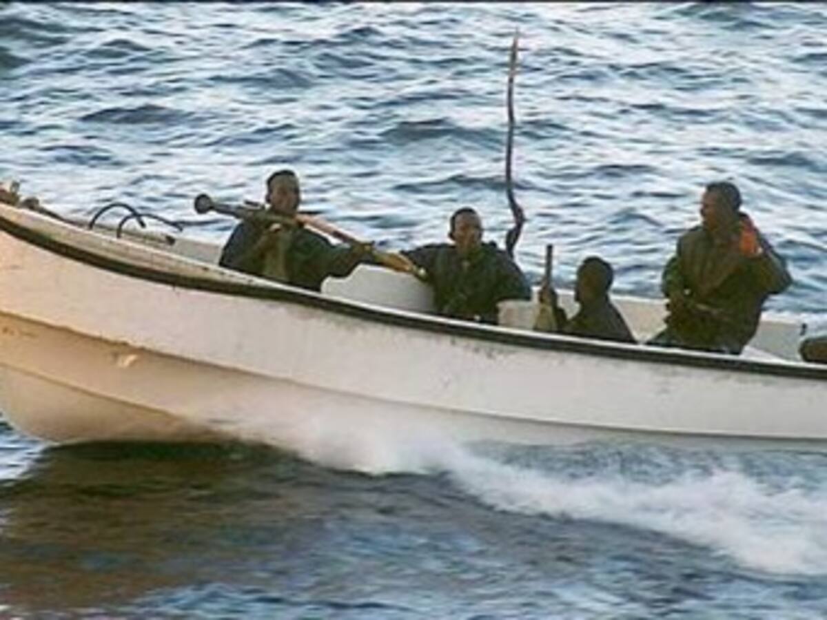 Piratas somalís liberan carguero británico tras recibir rescate