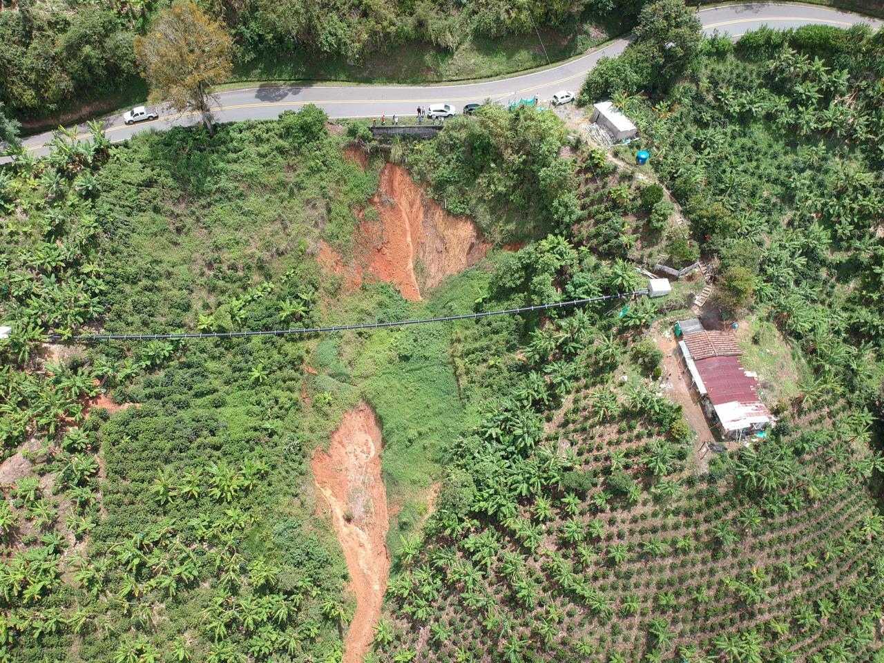 Falla geológica que genera movimiento de tierra a un costado de la Troncal de occidente en Caldas. Foto: Alcaldía de Anserma.