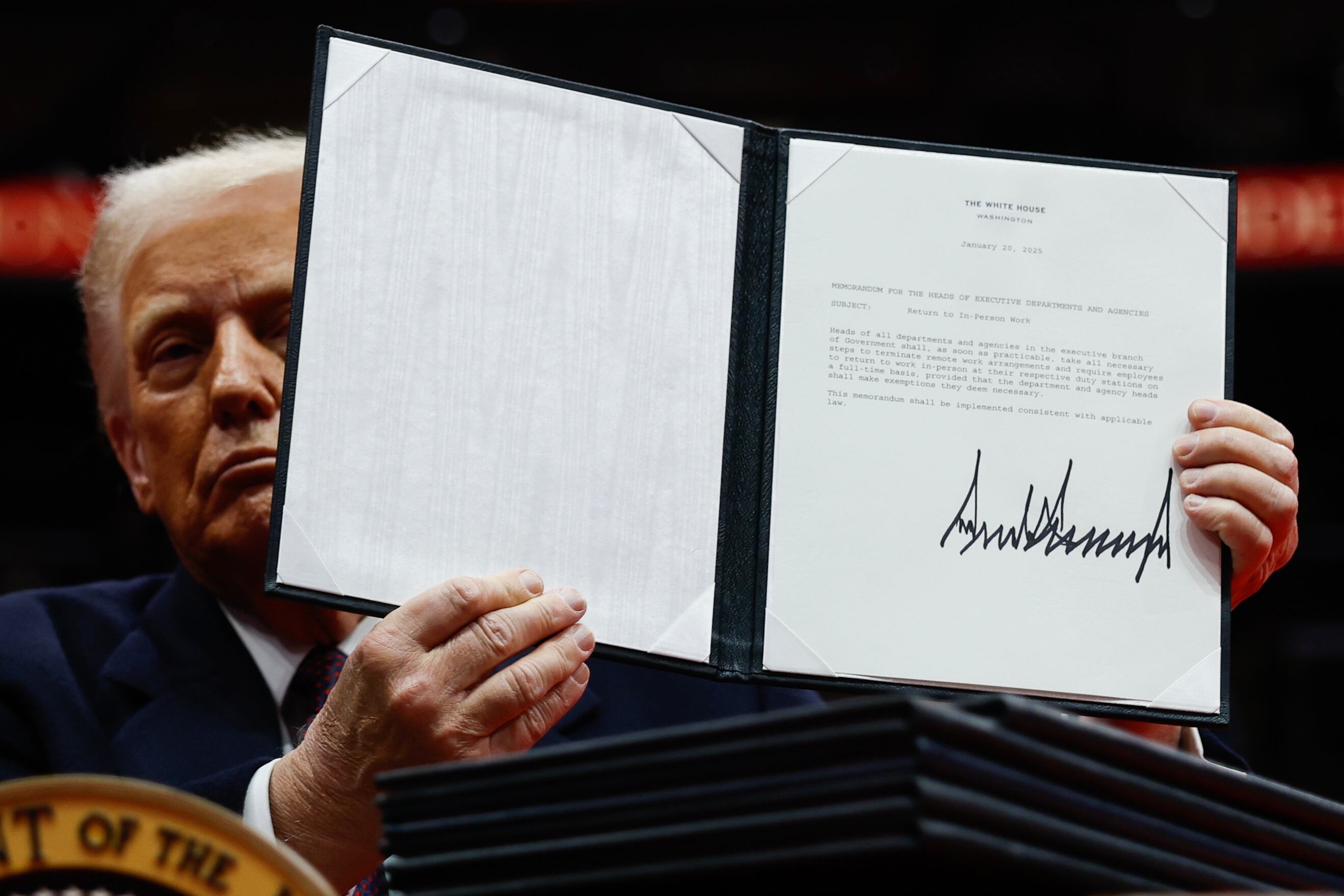 Washington (United States), 20/01/2025.- President Donald Trump holds up an executive order after signing it during an indoor inauguration event at the Capital One Arena in Washington, DC, USA, 20 January 2025. Trump was sworn in for a second term as president of the United States on 20 January. The presidential inauguration was held indoors due to extreme cold temperatures in DC. (Estados Unidos) EFE/EPA/ANNA MONEYMAKER / POOL