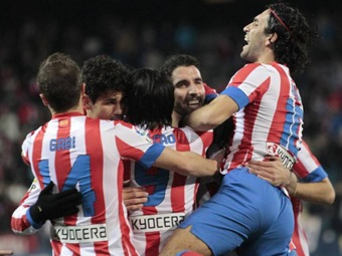 Atlético de Madrid venció 2-0 al Levante y quedó a ocho puntos de Barcelona