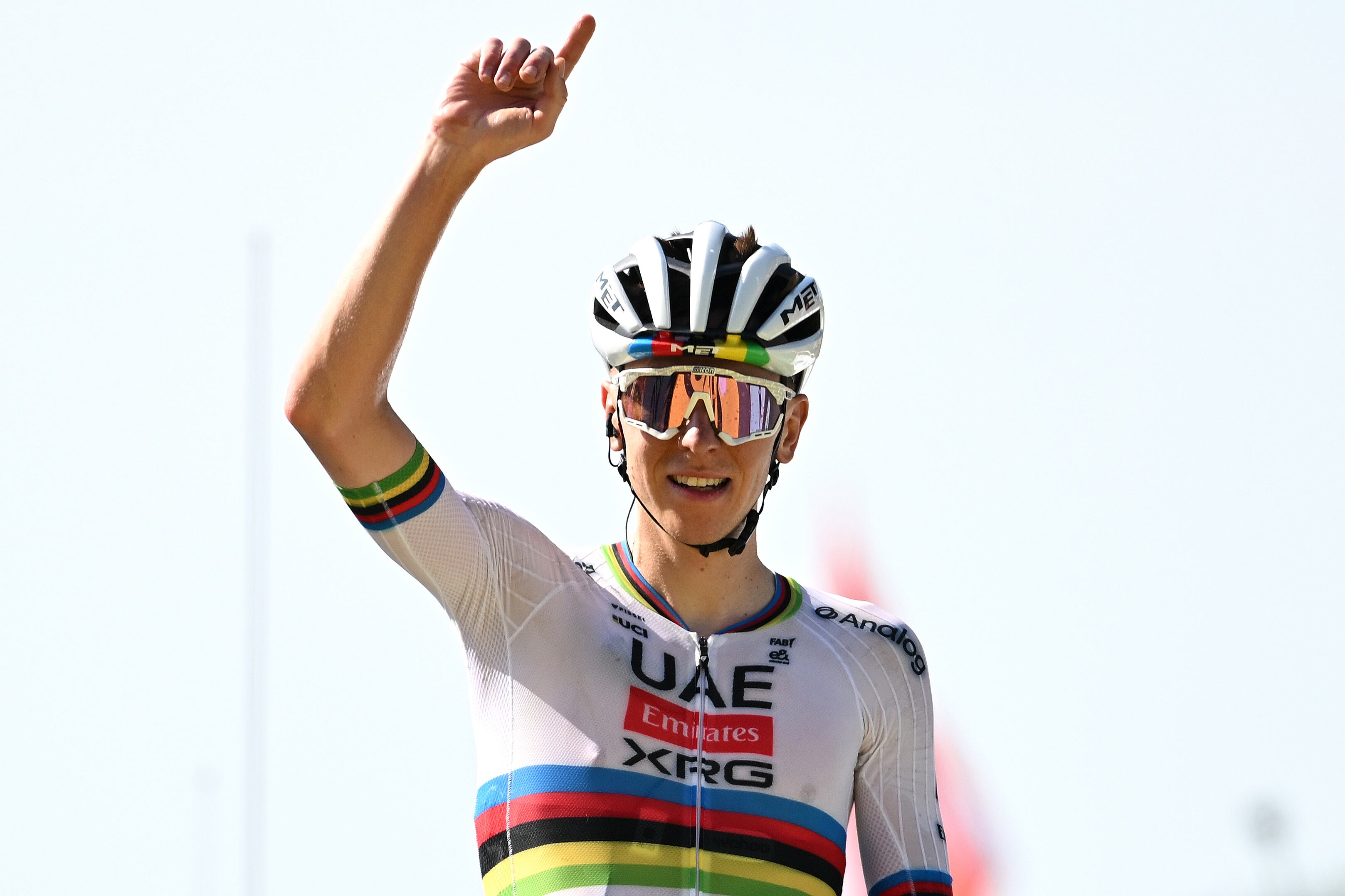 Tadej Pogacar celebra la victoria en la etapa 12 del Tour de Francia. (Photo by Tim de Waele/Getty Images)