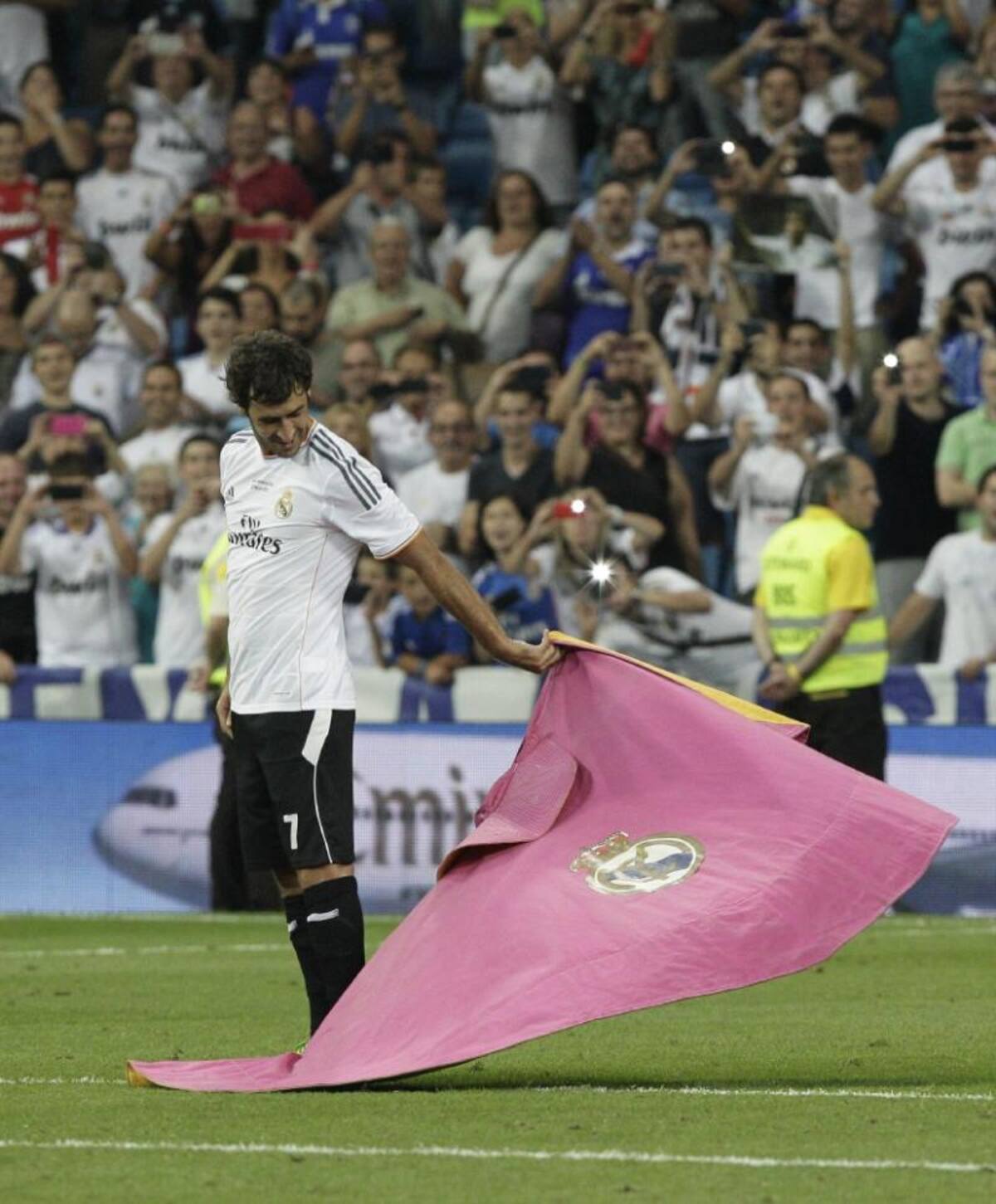 El ex jugador del Real Madrid regresó al Bernabéu donde aunque su equipo perdió, fue ovacionado por los hinchas madridistas.